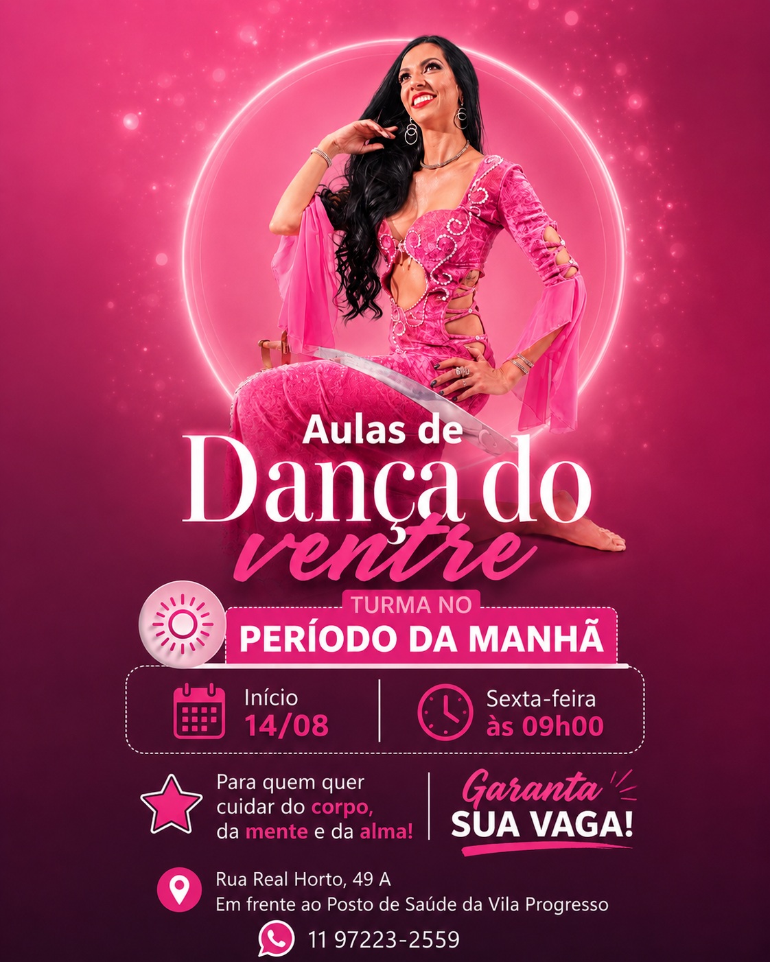 Professora de dança do ventre em figurino rosa